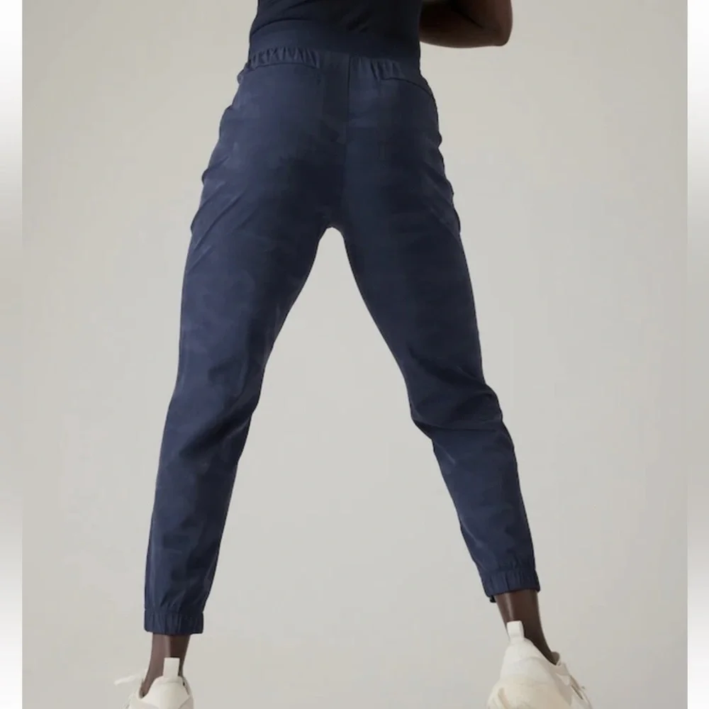 FA23 Athleta Brooklyn Heights Joggers Dress Blue Camo Travel Athleisure Pant 12 - Picture 11 of 16